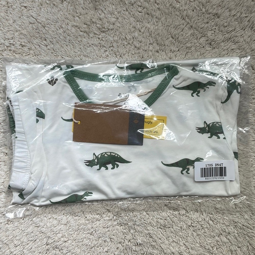 NIB Kyte Baby short sleeve pajama set in dino matcha 4T.